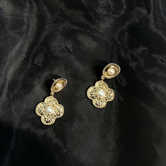 Lucky Four Leaf Clover Faux Pearl Gold Earrings - Picture 4 of 6